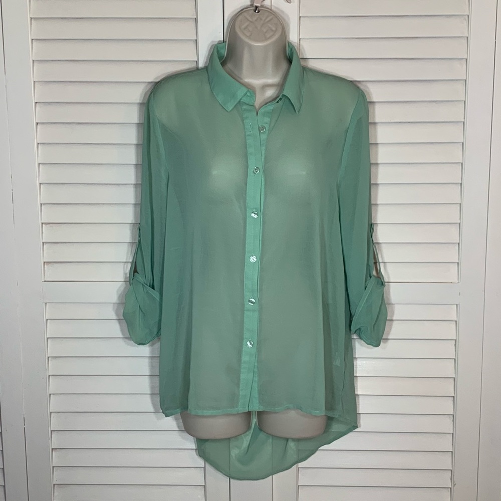 🌻 4/$25 Sheer hi-low button down